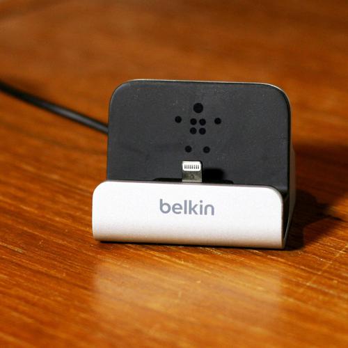 Belkin iPhone Charge and Sync Desktop Dock - Silver (Apple Lightning)